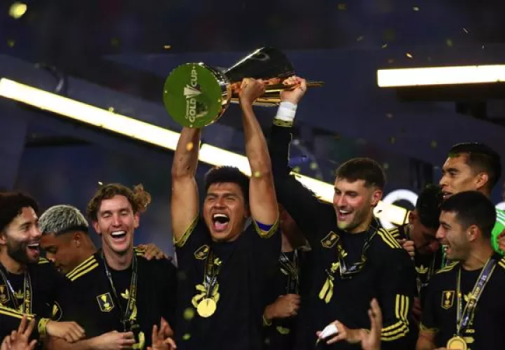 Jesús Gallardo de México (cent.) levanta el trofeo de la Copa Oro 2025. Foto: EFE