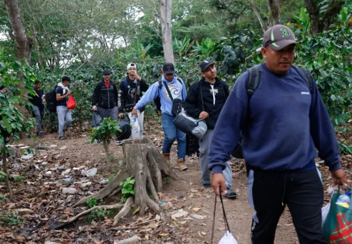Migrantes retornando en el paso migratorio de Las Manos (Honduras). Foto: EFE