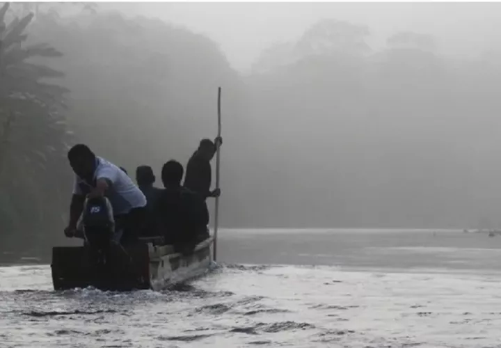 Fotografía de personas a bordo de una canoa en Bajo Chiquito (Panamá). Foto: EFE/ Moncho Torres
