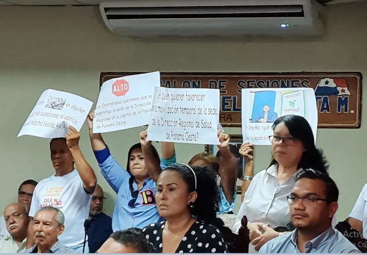 La decisión del funcionario se dio al final de una reunión sostenida con miembros de la sociedad civil y concejales que cuestionan el traslado de las oficinas del Minsa. Foto. Eric Montenegro