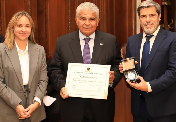 El presidente durante la entrega de la distinción. Foto: Presidencia