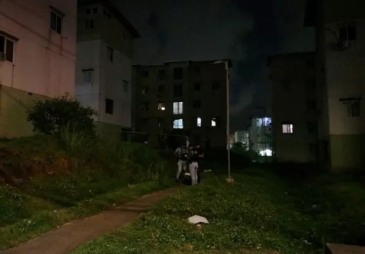 En los predios de la multifamiliar H-159 se escucharon varios disparos, en los que fue herido Ariel Bready Arango, quie falleció en el hospital. Foto. Diómedes Sánchez