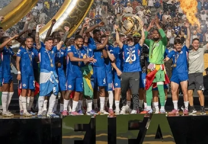 El entrenador de Chelsea Enzo Maresca (c) levanta el trofeo de campeón del Mundial de Clubes. EFE/ Ángel Colmenares