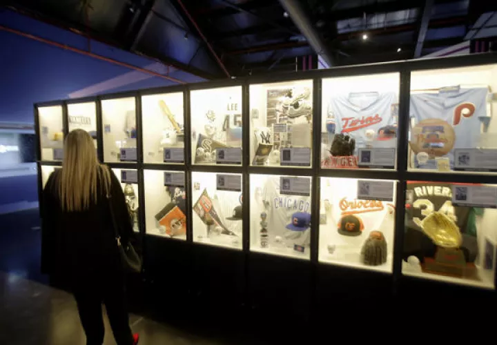 Una persona observa los artículos deportivos. Foto: EFE