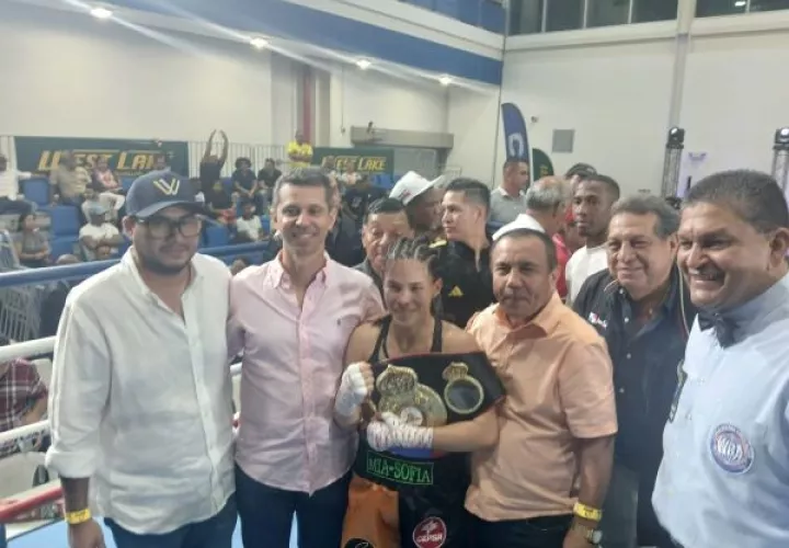 Nataly Delgado con el título supermosca interino de la AMB. Foto: Jaime Chávez