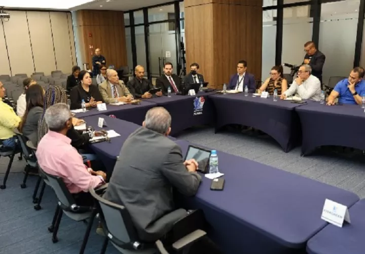 El encuentro contó con la participación de altos funcionarios de la Autoridad Nacional de Aduanas y directivos de la Autoridad Marítima de Panamá. Foto. Cortesía