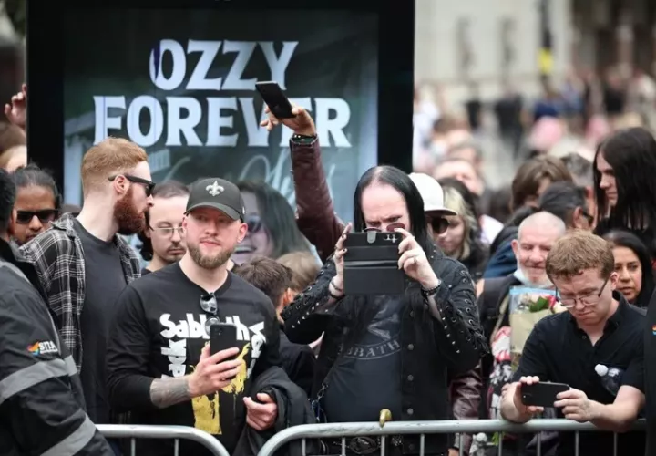 Fanáticos de Ozzy Osbourne en Birmingham. Foto. EFE / EPA / Adam Vaughan