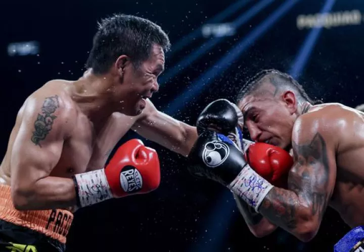 Manny Pacquio (izq.) conecta a Mario Barrios en la pelea por el título welter. Foto: EFE