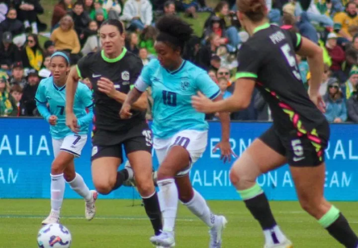 La panameña Marta Cox (10), conduce el balón ante la marca de dos jugadoras australianas y la mirada de Ericka Araúz (7). Foto: FPF