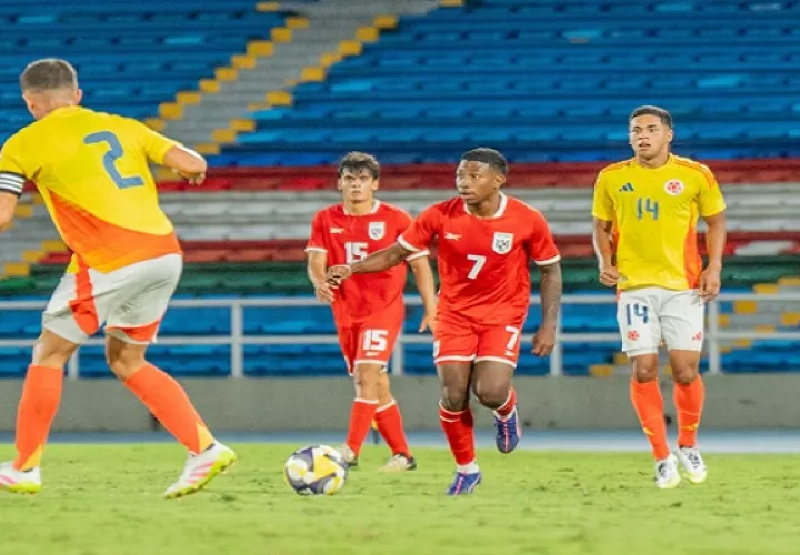 Didier Dawson, de Panamá (7), conduce el balón ante la mirada del colombiano Joel Romero (14).