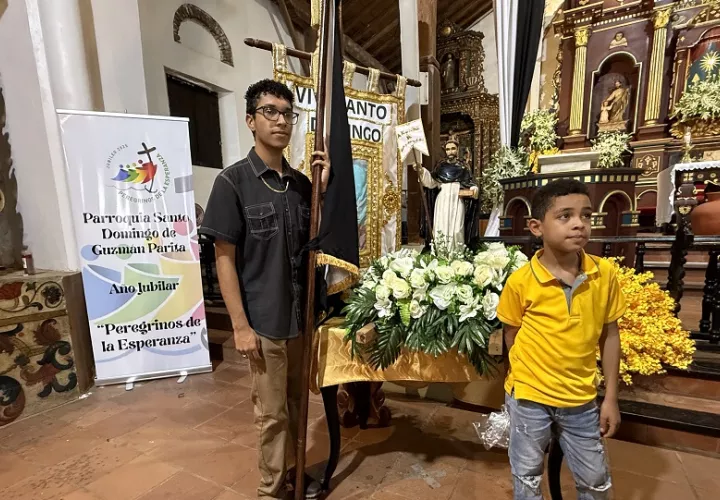 El padre Raúl De León, párroco de la iglesia de Parita, resaltó que la asistencia a las actividades religiosas ha ido en aumento, lo que demuestra el arraigo espiritual del pueblo hacia su patrono.  Foto. Melqupiades Vásquez