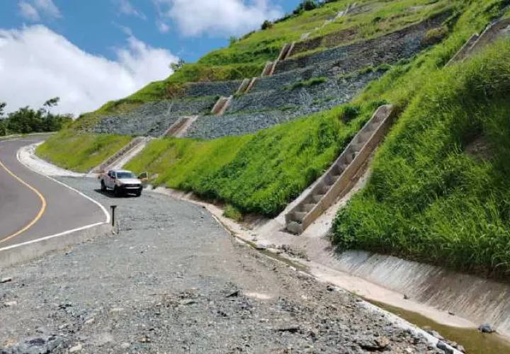 Parte de las obras que se ejecutaron para recuperar la vía.  Cortesía MOP