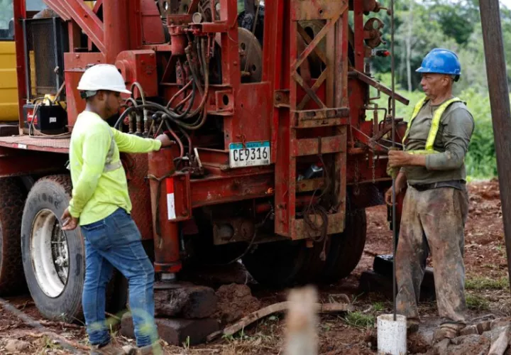 Trabajadores observan una máquina perforadora en el corregimiento Potrero Grande, en La Chorrera (Panamá). Foto: EFE