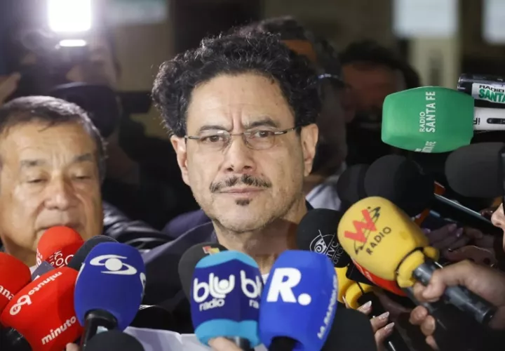 El senador de Colombia Iván Cepeda habla con medios de comunicación al finalizar la audiencia contra el expresidente Álvaro Uribe en Bogotá (Colombia). EFE