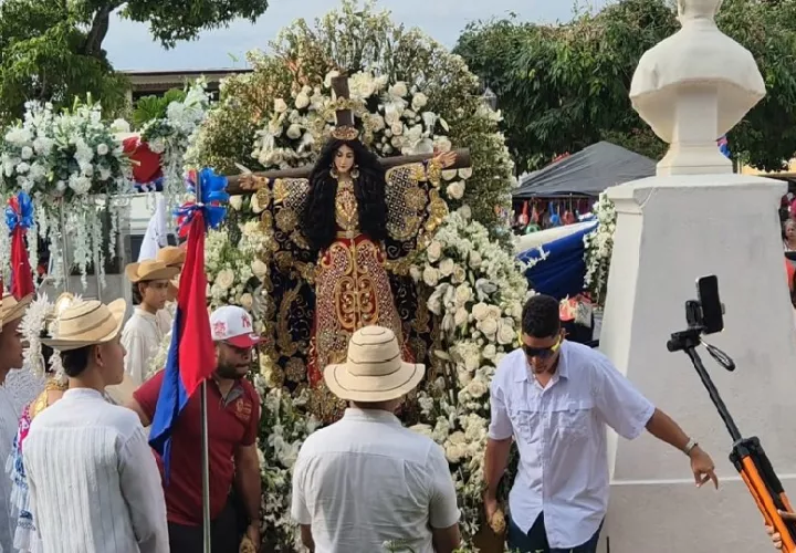 La celebración religiosa culmina el 19 de julio con la tradicional procesión de Santa Librada por las principales calles de Las Tablas, mientras que el día 20 se conmemora su fiesta patronal. Foto. Thays Domínguez
