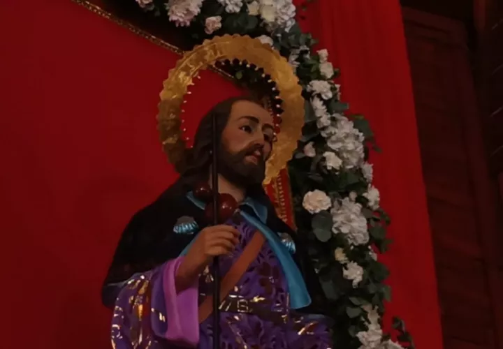 El párroco de la catedral de Santiago, Luis Fernando Flores, destacó la creciente participación de los fieles, señalando que “cada año se suman más personas a esta devoción”. Foto. Melquíades Vásquez