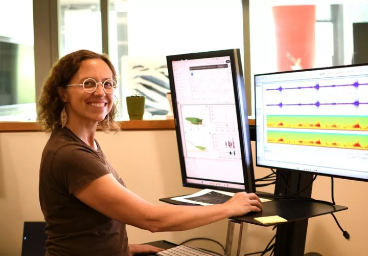 Sharon Martinson, asistente de investigación postdoctoral de la Universidad de Cornell en el K. Lisa Yang Center for Conservation Bioacoustics. Foto: Ashik Rahaman, Cornell