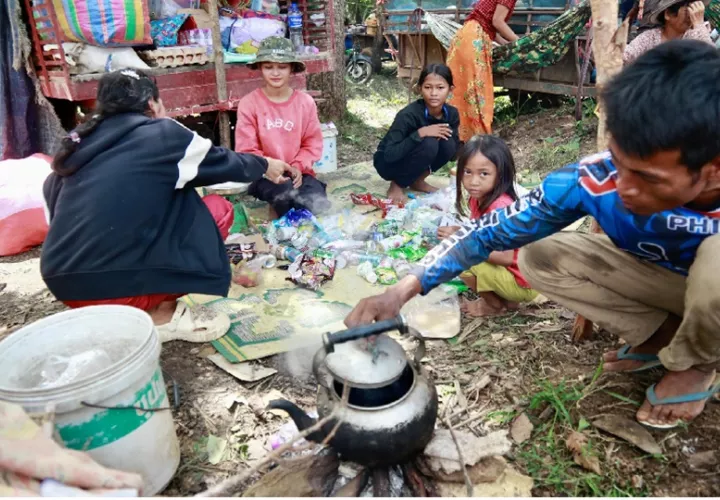 Un grupo de camboyanos desplazados por el conflicto con Tailandia. Foto: EFE