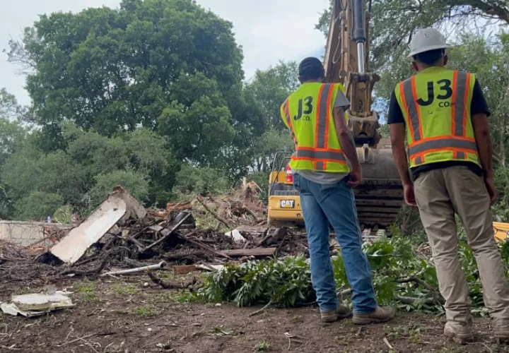 Personas trabajan en una zona afectada por las inundaciones este lunes, en Kerrville, Texas. Foto: EFE