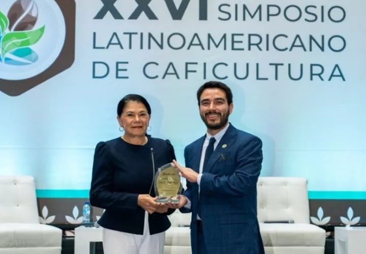 La Dra. Aracelly Vega durante el simposio en El Salvador. Foto: Cortesía