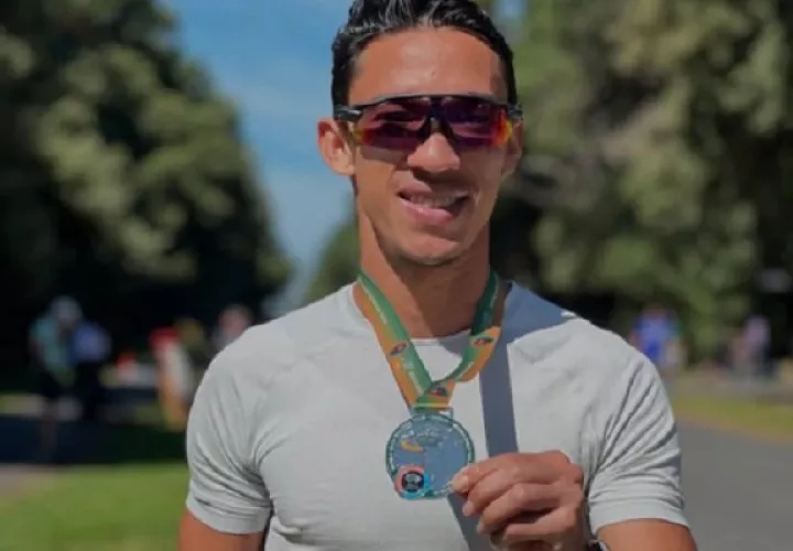 Yassir Cabrera muestra la medalla de plata obtenida en Irlanda. Foto: Instagram 