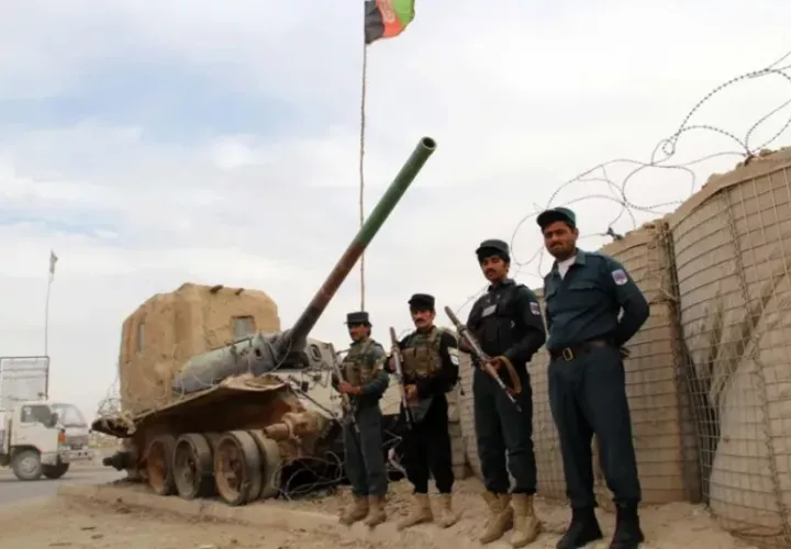 Oficiales de seguridad afganos montan guardia en un control de carretera en Helmand (Afganistán). Foto: EFE