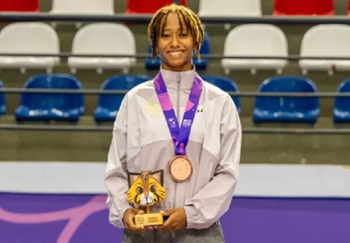 Yusneiry Agrazal, muestra la medalla de bronce. Foto: COP