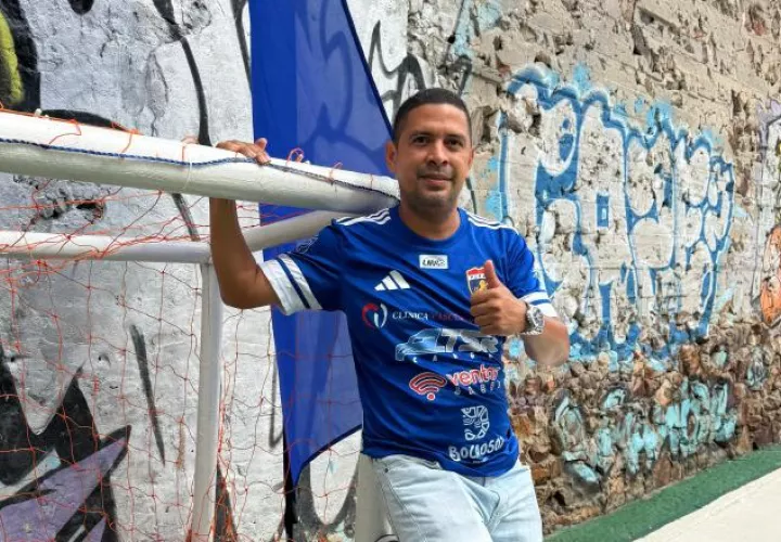 El placino Ángel Lombardo en la cancha que llega su nombre. Foto: Cortesía