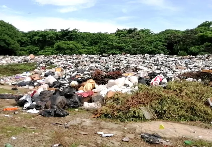 En Azuero, los vertederos a cielo abierto son la norma, y varios de ellos podrían ser clausurados en los próximos años como parte de una propuesta de crear un relleno sanitario común. Foto. Thays Domínguez