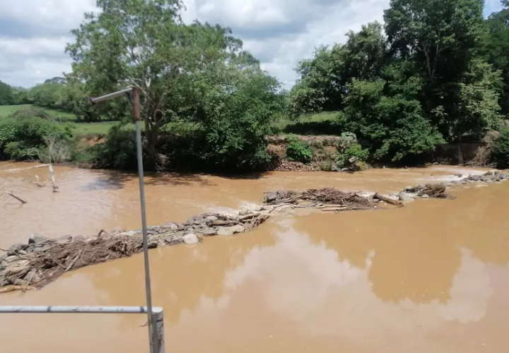 Aunque existe un seguimiento constante y estudios completos sobre el afluente, aún persiste cierto grado de contaminación. Foto. Thays Domínguez