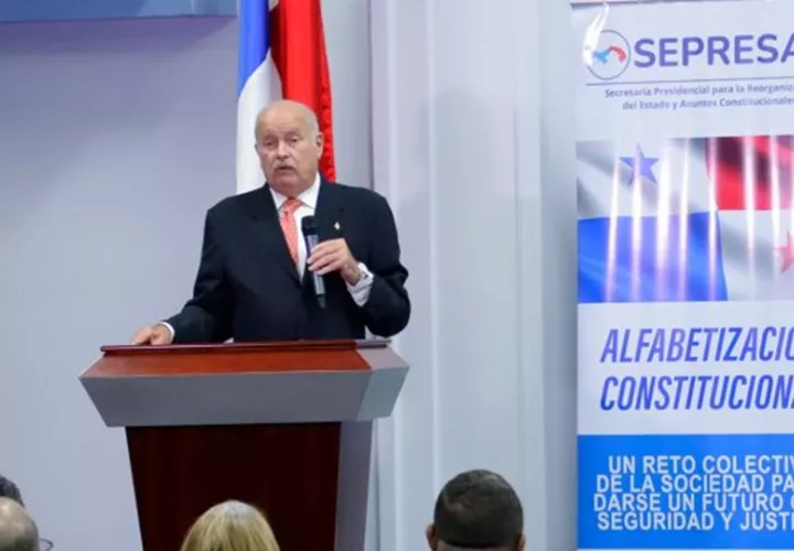 El profesor Miguel Antonio Bernal continúa con la alfabetización constitucional. Foto: Cortesía