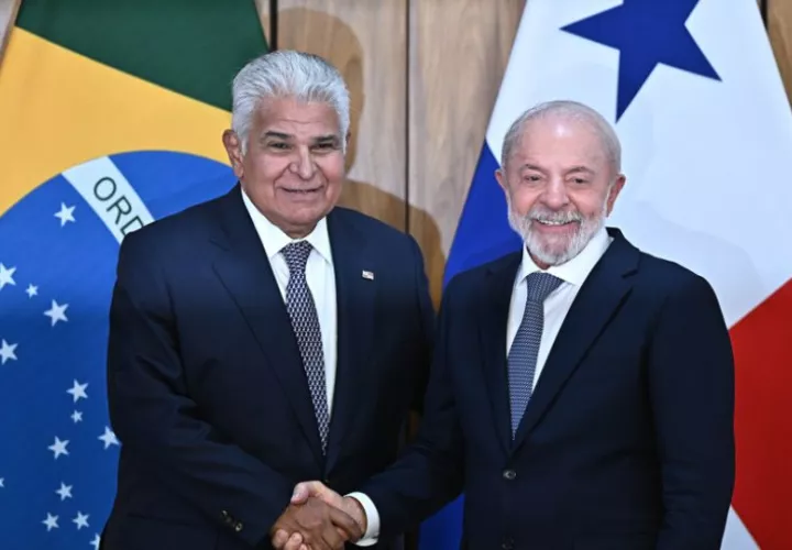El presidente de Brasil, Luiz Inácio Lula da Silva (d) y su homólogo de Panamá, José Raúl Mulino. Foto: EFE