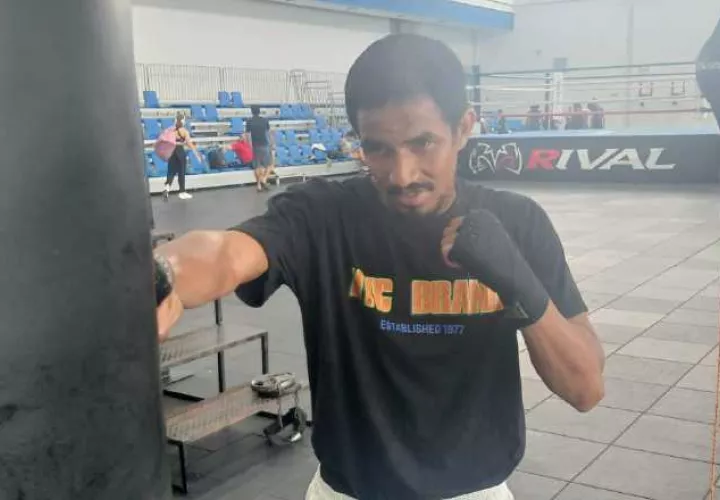Azael 'Candelilla' Villar entrena con mira a su pleito de título mundial ante el boricua 'Chulo' Santiago. Foto: Jaime Chávez