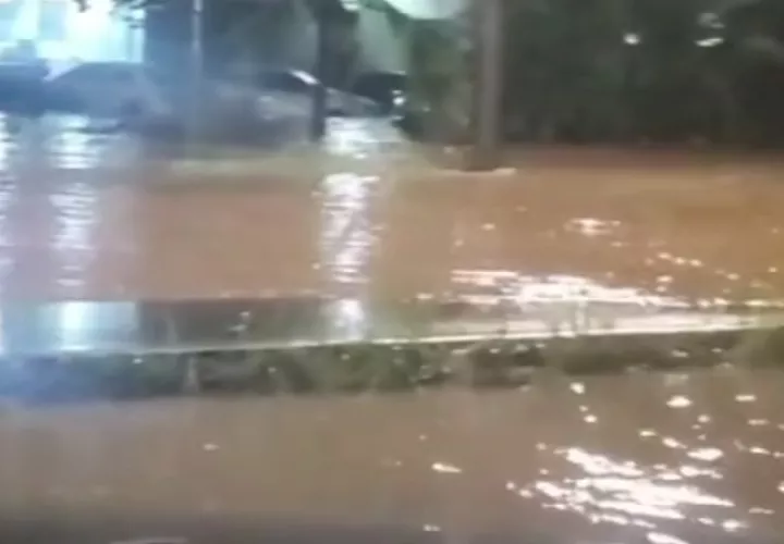 La lluvia provocó el desborde de la quebrada Fantasma que fue a dar a los salones del IPT de Cativá. Foto. Cortesía