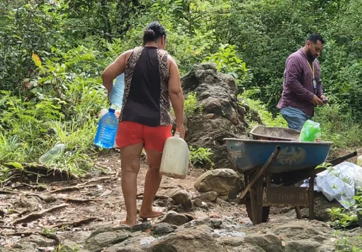 Cerca de una veintena de niños crecen en condiciones que muchos creían superadas, sin acceso a agua potable, líquido que es transportado en carretilla hasta las casas. Foto. Thays Domínguez