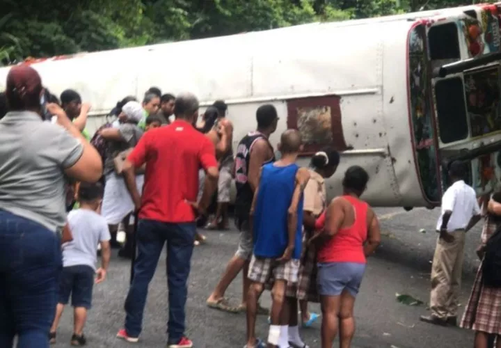El colectivo quedó en la mitad de la vía. Foto: Diomedes Sánchez