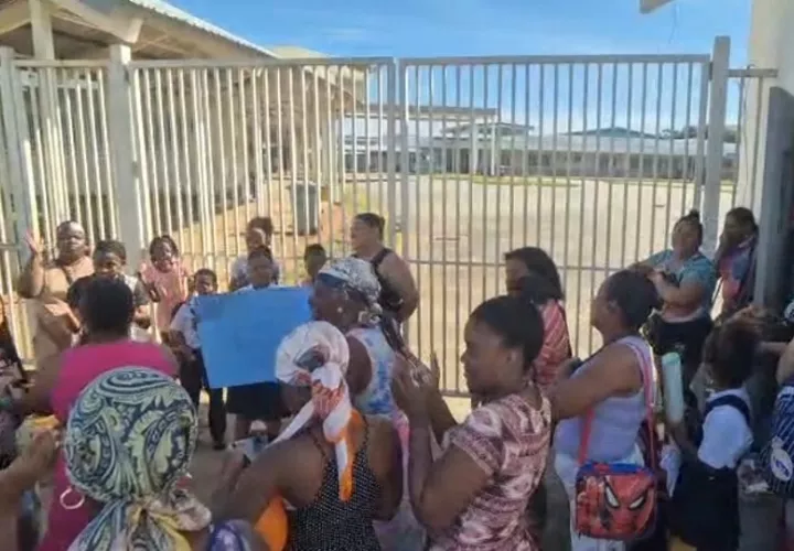 Los padres de familia alegan que trasladar a los estudiantes del Paraguay mermará la educación de sus acudidos que ya están en el centro educativo Alto de Los Lagos.. Foto. Fiómedes Sánchez