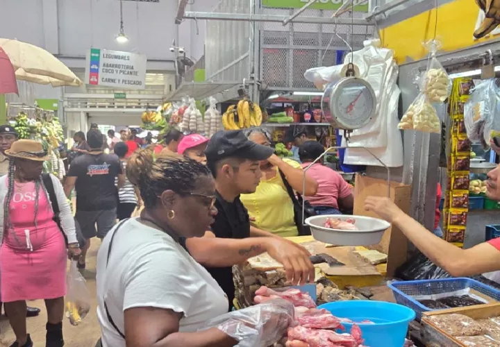 Los participantes del tour, tuvieron la oportunidad de recorrer el Mercado Municipal de Colón, para adquirir los procuctos tradicionales de la  comida de la región. Foto. Cortesía.