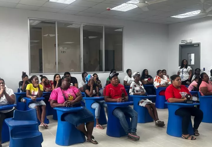 las autoridades de la gobernación y del Meduca desarrollaron una reunión con todos los involucrados, pero al final del encuentro no se llegó a una conclusión. Foto. Diómedes Sánchez