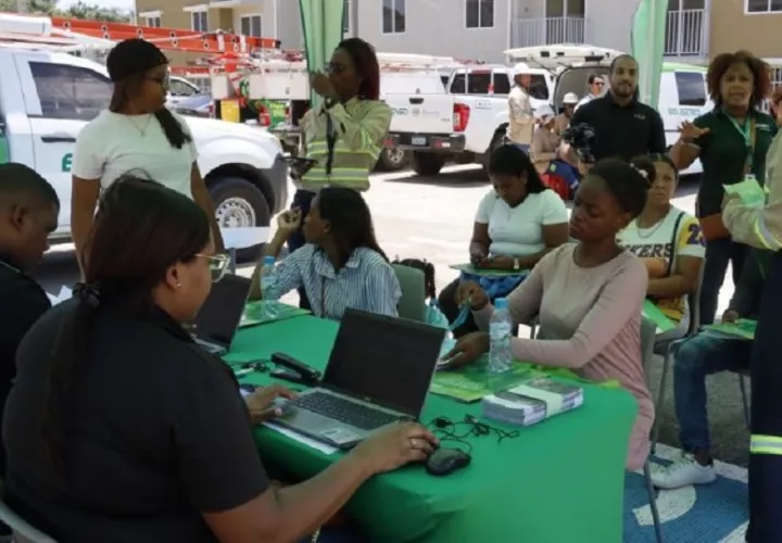 Los moradores fueron atendidos para poner en orden la documentación para ewcibir los servicios públicos. Foto. Diómedes Sánchez