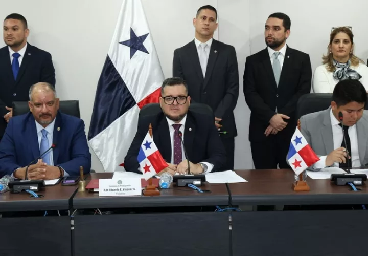 Integrantes de la Comisión de Presupuesto, presidida por Eduardo Vásquez (centro). Foto: Cortesía Asamblea