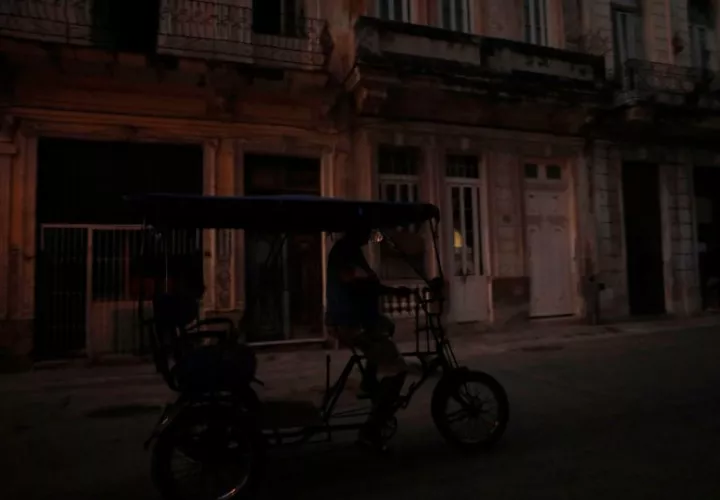 Calle en penumbra, durante uno de los diarios apagones eléctricos, en La Habana (Cuba). Foto: EFE