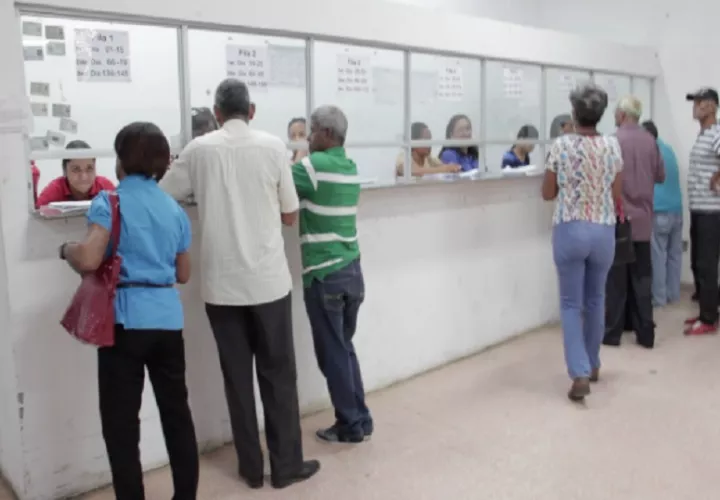 Los jubilados esperan su bono.