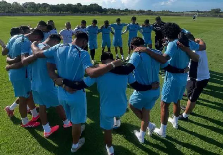 Jugadores del Diriangén en los entrenamientos en la cancha del Virgilio Andrión en Penonomé. Foto: Instagram.