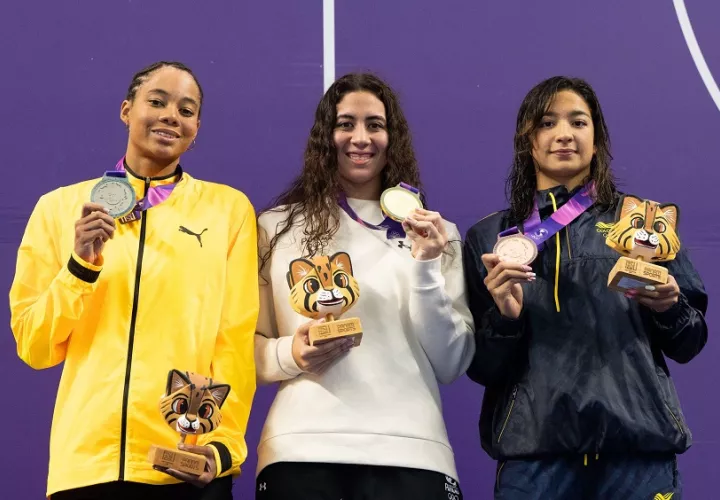 Emily (centro) con su medalla de oro de los 100 metros pecho. Foto: Cortesía COP
