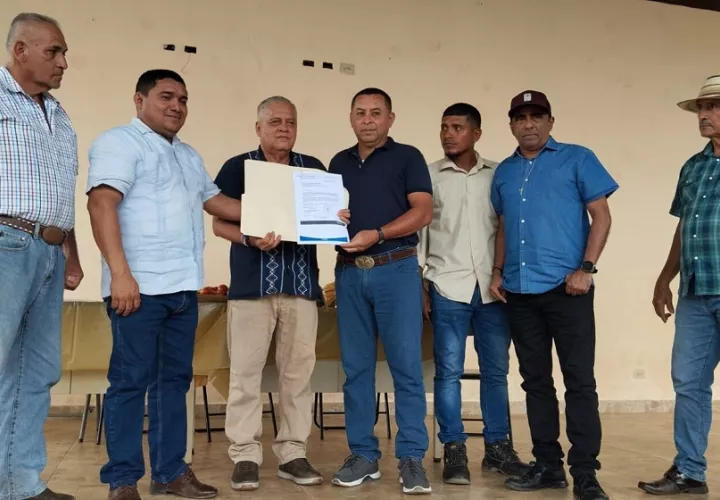 Entrega de la documentación Foto MIDA