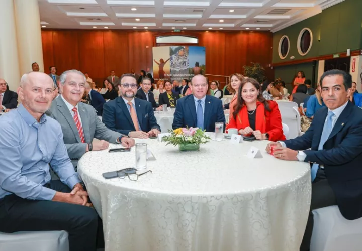 El ministro de Comercio e Industrias, Julio Moltó, reiteró el respaldo del Gobierno Nacional a estas ferias. Foto: Cortesía/MICI
