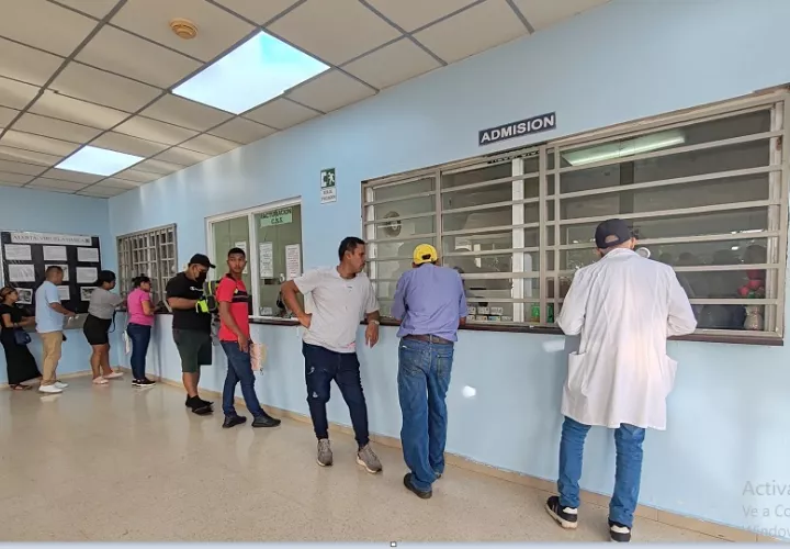 De regreso a la sala de urgencia, asegura Elizabeth que le tocó esperar por varias horas a que su hijo fuera atendido, falleciendo poco después.