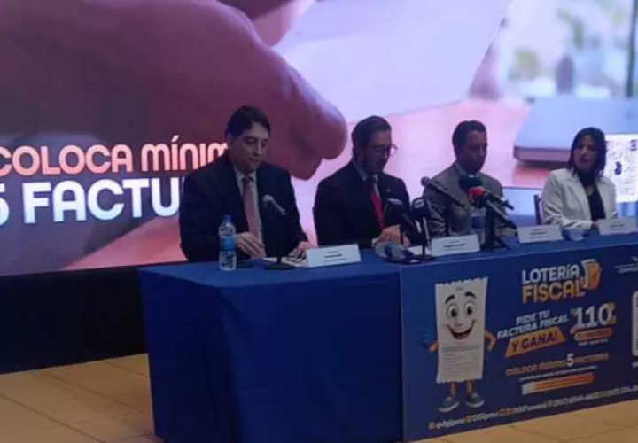Miguel Antonio Bernal durante una jornada de capacitación constitucional a funcionarios públicos.  Cortesía