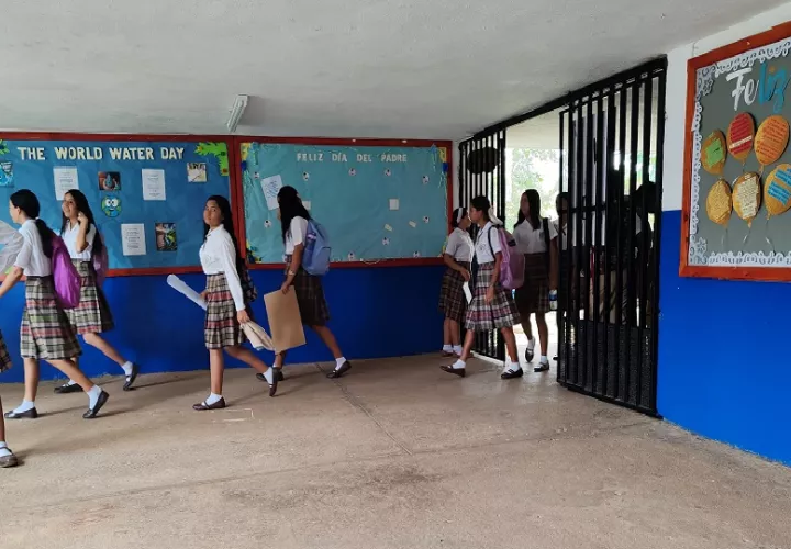 Uno de los casos más delicados es el de una alumna de décimo grado que presentó temblores corporales y actualmente está siendo atendida en el centro de salud de Capira cabecera. Foto. Eric Montenegro